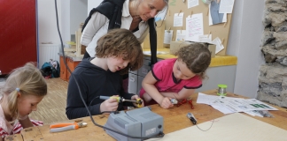 Freie Aktive Schulen Wülfrath beteiligt sich an der Aktion "MakeSmthng" von Greenpeasce. Foto: FASW