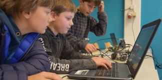 Neugierig auf Technik: Schüler und Gäste programmieren einen Roboter. Foto: Privat