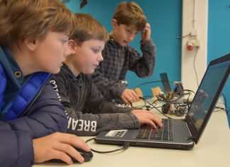 Neugierig auf Technik: Schüler und Gäste programmieren einen Roboter. Foto: Privat