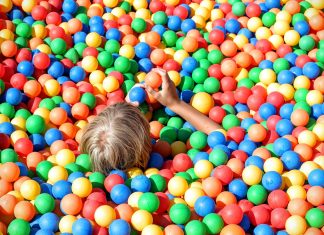 Kinder bis zum Vorschulalter bleiben in der kalten Jahreszeit im Indoor-Spielplatz der Evangelisch-Freikirchlichen Gemeinde trocken. Foto: Symbolbild, pixabay