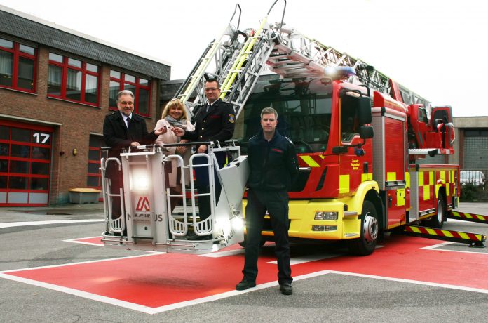 (v.l.) Bürgermeister Thomas Dinkelmann und Fachbereichsleiterin Veronika Traumann übergaben am Dienstag das neue Fahrzeug an Matthias Mausbach und Arne Vieweg von der Mettmanner Feuerwehr. Foto: Kreisstadt Mettmann