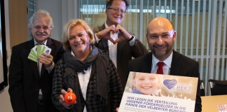 Willi Knust vom SKFM, Annette Ganssen vom Hockey-Club, Bert Gruber und Stefan Freitag bei der Vorstellung der Aktion "Velbert zeigt Herz". Foto: Hans-Joachim Kling
