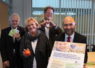 Willi Knust vom SKFM, Annette Ganssen vom Hockey-Club, Bert Gruber und Stefan Freitag bei der Vorstellung der Aktion "Velbert zeigt Herz". Foto: Hans-Joachim Kling