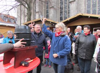Zur Eröffnung des Herzog-Wilhelm-Marktes gibt es Freibier. Hier Bürgermeisterin Panke beim Fassanstich. Foto: Hans-Joachim Kling