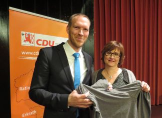 Die Mettmanner Stadtverbandsvorsitzende Gabriele Hruschka übergab dem leidenschaftlichen Jogger Heinisch ein Laufshirt und wünschte ihm, dass er für die vielfältigen Anforderungen im Ehrenamt auch weiterhin bei guter Kondition bleibt. Foto: CDU