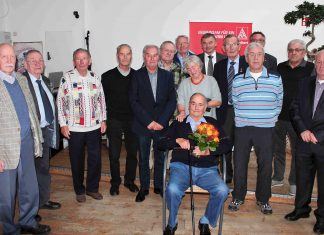 Diese Jubilare sind seit 60 Jahren bei de IG Metall, Willi Renn, (sitzend) schon seit mehr als 70 Jahren. Foto: privat