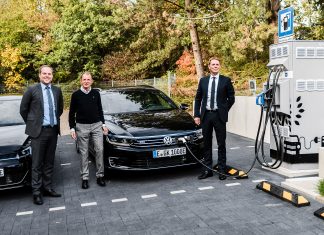 Das Best Western Plus Parkhotel Velbert hat eine neue Schnellladestation vor der Hoteltür eingerichtet. Diese kann genutzt werden, auch ohne Hotelgast zu sein. Dominic Kluge, Verkaufsberater im Volkswagenzentrum Essen, Hoteldirektor Peter Gebhardt sowie Thomas Mracek, Centerleiter des Volkswagenzentrums Essen bei der Einweihung. Foto: Hotel