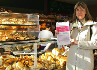 Sabine Reucher, Gleichstellungsbeauftragte der Stadt Velbert mit der Aktions-Brötchentüte in der Bäckerei Bär. Foto: Stadt Velbert