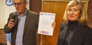 Elke Klingbeil vom Vorstand der Lebenshilfe und Lars Glindemann von der SSVg haben eine engere Kooperation vereinbart. Foto: privat