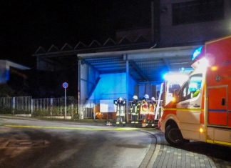 Einsatzfahrzeuge und -kräfte am Schopshofer Weg Foto: Feuerwehr Heiligenhaus