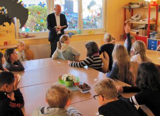 Peter Beyer hat Schülerinnen und Schülern vorgelesen. Foto: Peter Beyer MdB
