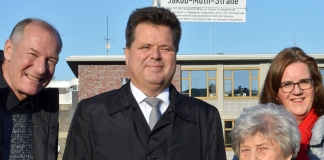 Henning Muth, Jürgen Dusel, Marianne Muth und Kerstin Griese an der Jakob-Muth-Straße am Heiligenhauser Campus der Hochschule Bochum. Foto: Büro Griese