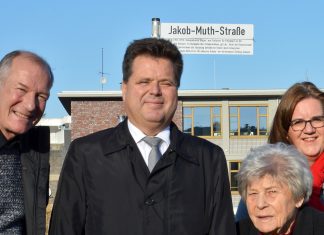 Henning Muth, Jürgen Dusel, Marianne Muth und Kerstin Griese an der Jakob-Muth-Straße am Heiligenhauser Campus der Hochschule Bochum. Foto: Büro Griese