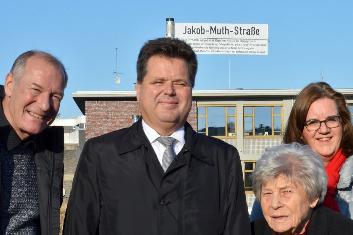 Henning Muth, Jürgen Dusel, Marianne Muth und Kerstin Griese an der Jakob-Muth-Straße am Heiligenhauser Campus der Hochschule Bochum. Foto: Büro Griese