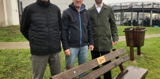 Werksleiter Thomas Perterer (rechts) und sein Mitarbeiter Andreas Goldberg (links) überreichten die Spende an Stefan Langkeit (Mitte), Jugendwart ASV Tönisheide. Foto: Lhoist Germany
