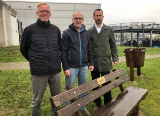 Werksleiter Thomas Perterer (rechts) und sein Mitarbeiter Andreas Goldberg (links) überreichten die Spende an Stefan Langkeit (Mitte), Jugendwart ASV Tönisheide. Foto: Lhoist Germany