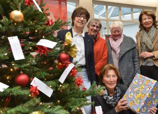 Der Caritaskreis der Pfarrgemeinde St. Michael und die Sparkasse HRV haben die Wunschbaum-Aktion vorgestellt. Foto: Mathias Kehren