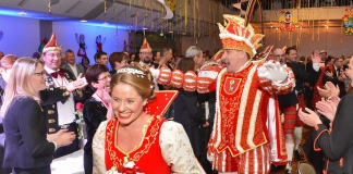 In Velbert ist das neue Stadtprinzenpaar, Dennis I. und Jessie I. begeistert gefeiert worden. Foto: Mathias Kehren