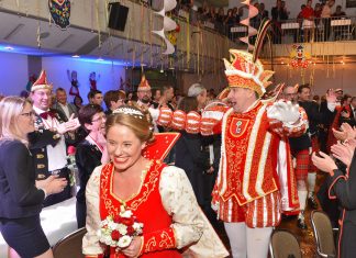 In Velbert ist das neue Stadtprinzenpaar, Dennis I. und Jessie I. begeistert gefeiert worden. Foto: Mathias Kehren