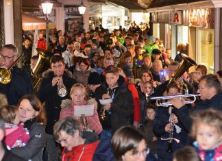 Beim Martinszug durch die Wülfrather Altstadt gehen jedes Jahr viele Hundert kleine und große Besucher mit. Foto: Mathias Kehren