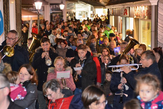Martinszug Wülfrath MK8_9679 Beim Martinszug durch die Wülfrather Altstadt gehen jedes Jahr viele Hundert kleine und große Besucher mit. Foto: Mathias Kehren