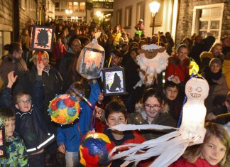 Die Kinder hatten bunte Laternen gebastelt und zogen damit durch die Altstadt. Foto: Mathias Kehren