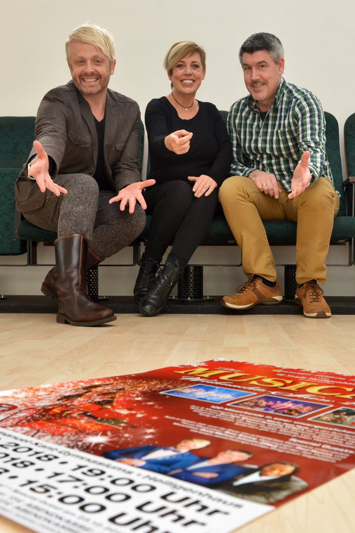 Ross Antony, Maria Jane Hyde und Paul Reeves freuen sich auf die nächste Show der Musical Acedemy Velbert. Foto: Mathias Kehren