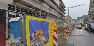 Baugerüst und Kräne lassen es nicht vermuten, dennoch eröffnet am Dienstag die Netto-Filiale in der "StadtGalerie", erstaml mit Zugang von der Kolpingstraße. Foto: Mathias Kehren