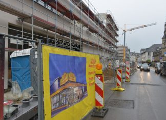 Baugerüst und Kräne lassen es nicht vermuten, dennoch eröffnet am Dienstag die Netto-Filiale in der "StadtGalerie", erstaml mit Zugang von der Kolpingstraße. Foto: Mathias Kehren