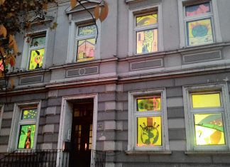 Die Fenster des Alten Pastorats sind neu gestaltet worden. Foto: Gesamtschule