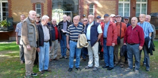 Die Ratinger Jonges auf „Spurensuche“ vor den alten Preußischen Kasernen.