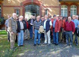 Die Ratinger Jonges auf „Spurensuche“ vor den alten Preußischen Kasernen.