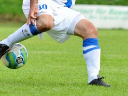 Niederrheinpokal: Für die SSVg Velbert wird es ernst Ein Spieler der SSVg Velbert am Ball. Symbolfoto: Mathias Kehren