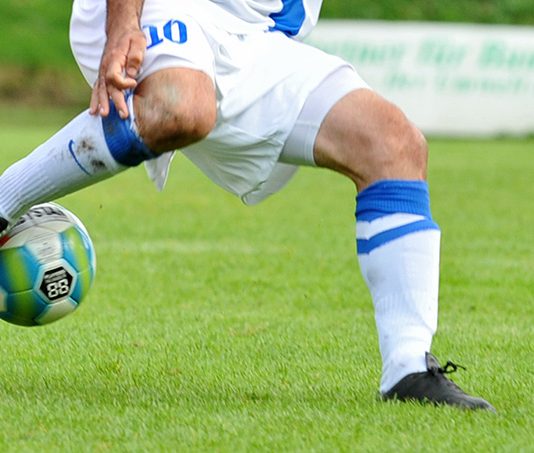 Niederrheinpokal: Für die SSVg Velbert wird es ernst Ein Spieler der SSVg Velbert am Ball. Symbolfoto: Mathias Kehren