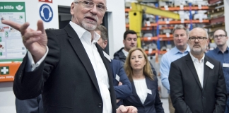Beim Wirtschaftsfrühstück der Schlüsselregion bei führt Geschäftsführer Bernd Brämig (links) die Teilnehmer durch seine Produktionshallen. Foto: Schlüsselregion