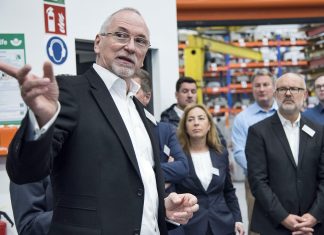 Beim Wirtschaftsfrühstück der Schlüsselregion bei führt Geschäftsführer Bernd Brämig (links) die Teilnehmer durch seine Produktionshallen. Foto: Schlüsselregion