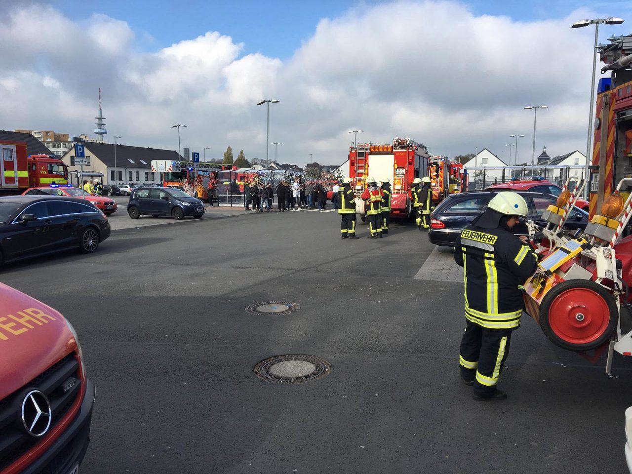 Nachdem das Gasleck geschlossen war, lüftete die Feuerwehr den Markt mit Hochleistungslüftern. Foto: Feuerwehr