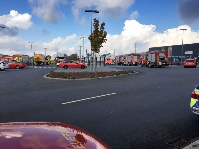 Mit einem Großaufgebot war die Feuerwehr an der Sontumer Straße in Velbert im Einsatz. Foto: Feuerwehr
