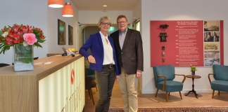 Sabine und Frank Stüttgen im neuen Foyer ihres Hotels. Foto: Mathias Kehren