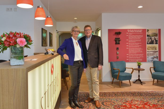 Sabine und Frank Stüttgen im neuen Foyer ihres Hotels. Foto: Mathias Kehren