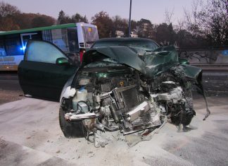 Schwer beschädigt: der Audi nach dem Unfall in Velbert