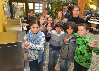 Die Gesamtschüler freuen sich über die neuen Wasserspender. Im Hintergrund Astrid Sauer, Melanie Sostak und Jesus Lopez (v.l.). Foto: Mathias Kehren