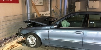 Am Samstagmittag prallte ein Fahrzeug unkontrolliert gegen die Wand des Parkhauses der Königshof-Galerie. Der Fahrer wurde schwer verletzt, zwei weitere Personen leicht