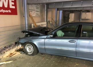 Am Samstagmittag prallte ein Fahrzeug unkontrolliert gegen die Wand des Parkhauses der Königshof-Galerie. Der Fahrer wurde schwer verletzt, zwei weitere Personen leicht