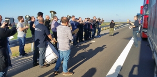 Das Mettmanner Stadtorchester beim spontanen Auftritt im Stau auf der A44.