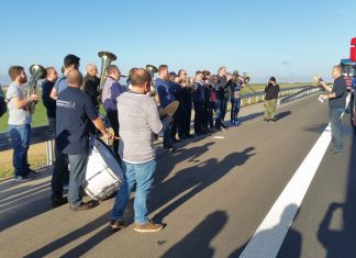 Das Mettmanner Stadtorchester beim spontanen Auftritt im Stau auf der A44.