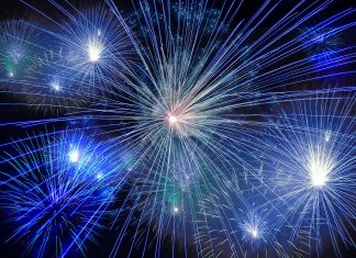 Feuerwerkskörper explodieren am Himmel. Foto: pixabay