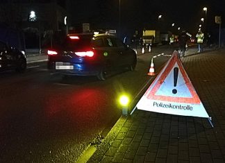 Eine von mehreren polizeilichen Kontrollstellen im Langenfelder Nordosten im Gewerbegebiet an der Carl-Leverkus-Straße. Foto: Polizei Mettmann