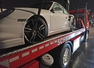 Dieser Porsche wurde aus dem Verkehr gezogen, weil diverse nicht zugelassene technische Veränderungen eine Weiterfahrt nicht erlaubten. Foto: Polizei Mettmann