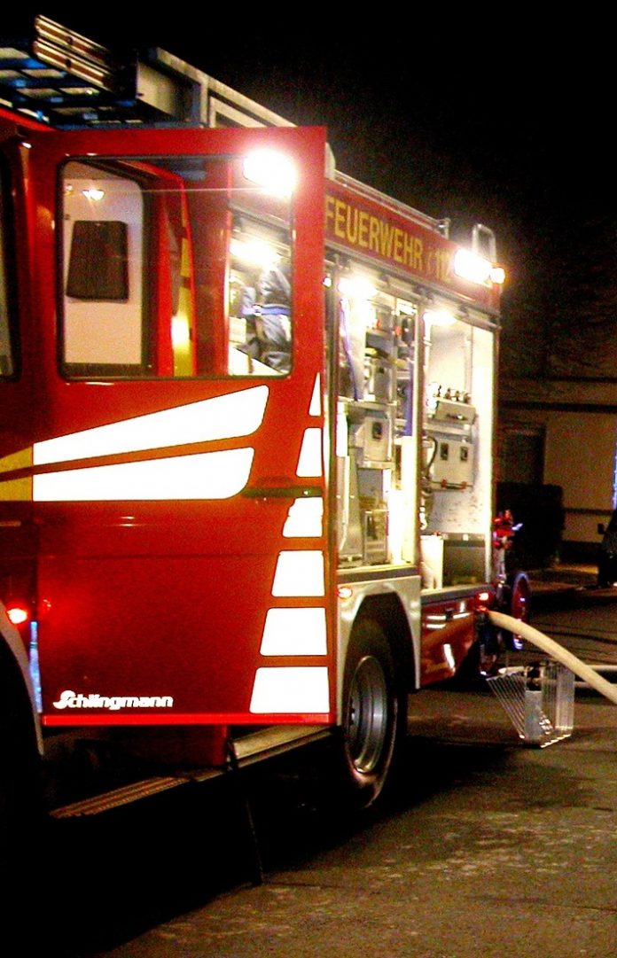 Am Thunesweg in Lintorf brannten am Samstagabend zwei Papiercontainer. Foto: Symbolbild (Feuerwehr)